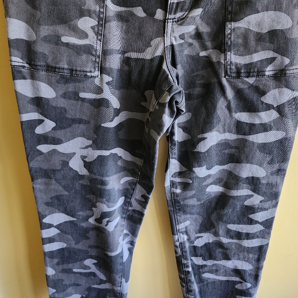 Kut from the Kloth Size 12 Reese Ankle Straight Leg. Grey Camo. Hardly worn.